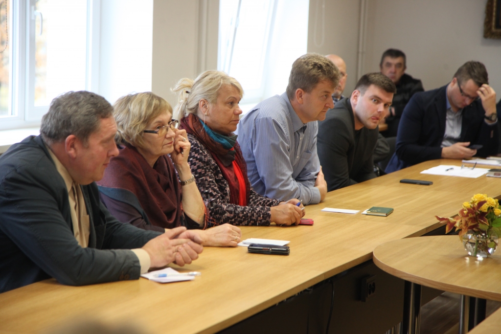 Situāciju Šķieneru ūdensapgādē deputāti paturēs kontrolē līdz galīgam aptrisinājumam. Tautsaimniecības komitejā katru mēnesi par to runās Gunāra Cigļa (no kreisās) vadībā. Andis Caunītis (no labās) uzskata - Šķieneriem jānodrošina nevis vietējais, bet gan Gulbenes atdzelzotais ūdens.
Autors: no “Dzirksteles” arhīva