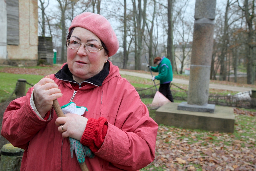Gulbeniete Ina Šterna baznīcas augsto apbalvojumu “Uzticības vairogu” saņēma reformācijas 500 gadiem veltītā dievkalpojuma laikā, kuru Gulbenes luterāņu baznīcā vadīja prāvests Magnuss Bengtsons un mācītājs Ilgvars Matīss.  “Uzticības vairogu” Latvijas evaņģēliski luteriskā baznīca piešķir personām par sevišķiem nopelniem draudzes un baznīcas labā. Pirmdiena I.Šternai bija brīva diena, un “Dzirkstele” viņu sastapa pie Gulbenes luterāņu baznīcas, kasot lapas. “Svētdien, tuvojoties valsts svētkiem, mastā pie baznīcas tika uzvilkts Latvijas karogs. Bet apkārt - lapas, ar steigu kaut kas lietas labā ir jādara,” sacīja I.Šterna.
Autors: Gatis Bogdanovs