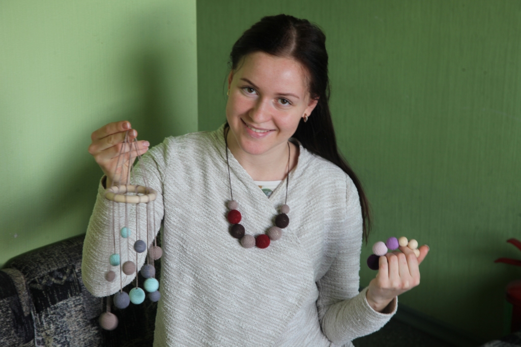 Alise Borodkina dara to, kas ļoti patīk. Viņas vaļasprieks saistās ar tamborēšanu – krelles, graužamriņķi, grabuļi, top arī lampu abažūri no tambordiega. Jaunu ideju viņai netrūkst, savukārt, ja nepieciešams padoms, tad Alise sociālajos tīklos sazinās ar citām meistarēm, kuras parasti ir atsaucīgas un palīdz.
Autors: Inita Savicka