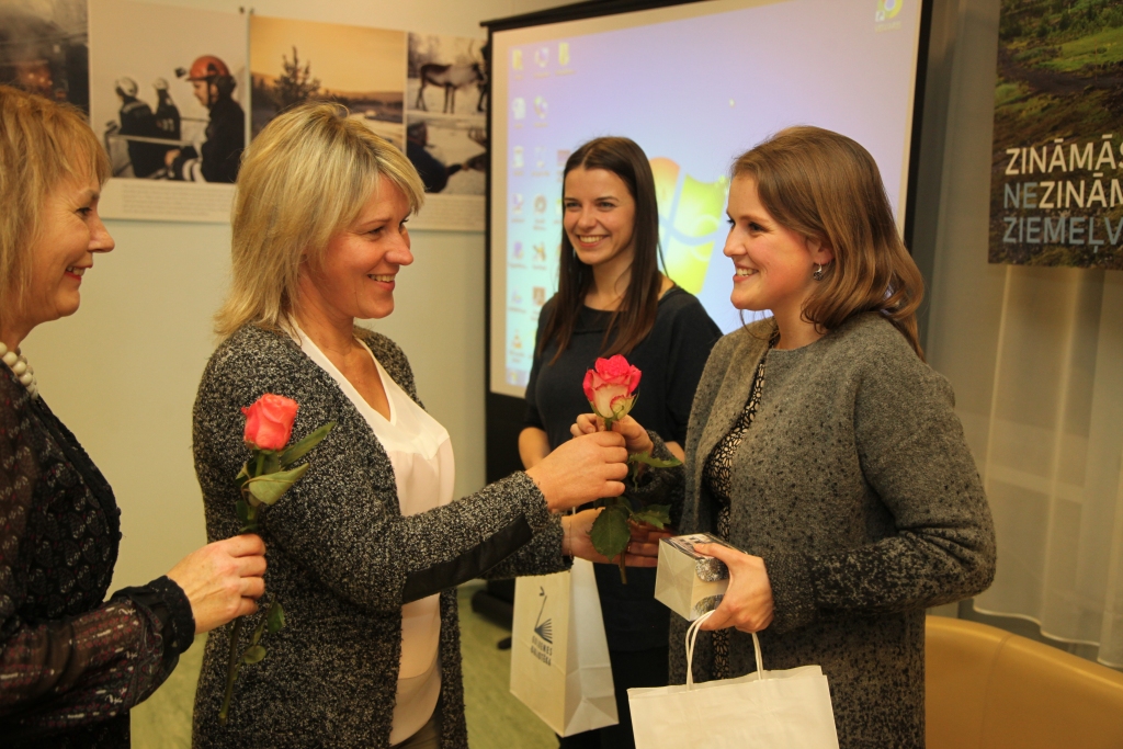 Paulu Gulbinsku (no labās) un viņas kolēģi žurnālisti Sandru Kropu sirsnīgi uzņem gulbenieši.
Autors: Gatis Bogdanovs