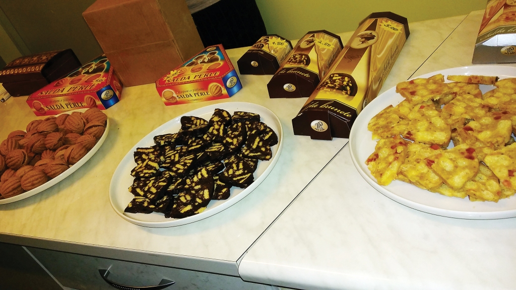 “Poļu nams” gatavo četrus saldus gardumus: klasisko “Saldo bruneti”, “Saldo blondīni” ar balto šokolādi, “Jauno bruneti” ar kukurūzas nūjiņām un zemesriekstiem un “Saldās pērles” (riekstiņus).
Autors: Pārsla Konrāde