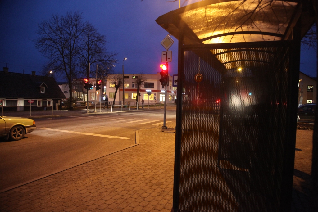 Trauslas arhitektūras formas Gulbenē nav vēlamas. Par to gadu gaitā ir pārliecinājusies novada dome. Sabiedriskā transporta pieturvietai nupat nomainīti stikla elementi, jo nenoskaidrotos apstākļos stikls bija ieguvis neglītas plaisas. Tagad pieturvieta kļuvusi triecienizturīgāka. 	
Autors: Gatis Bogdanovs