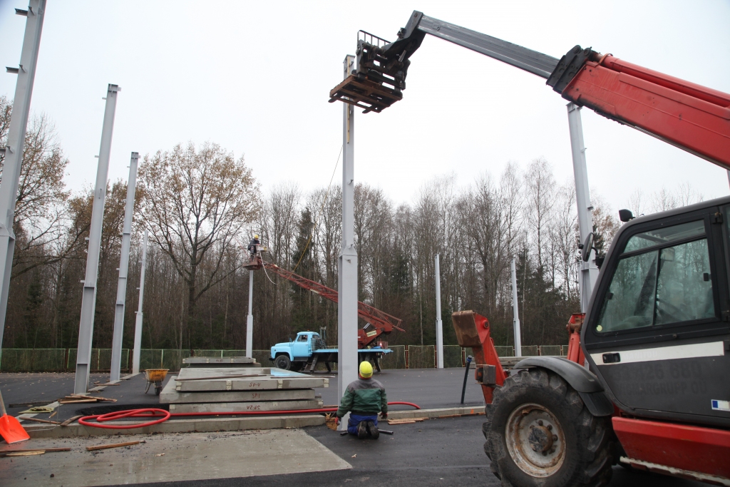Pašlaik notiek sāls noliktavas būvniecības darbi. Ar noliktavā uzkrāto kaisāmo materiālu “Latvijas Autoceļu uzturētājs” nodrošinās autoceļu kaisīšanas darbus ziemā galvenokārt Gulbenes novadā, bet, ja būs nepieciešamība, tad, iespējams, izlīdzēs arī Alūksnes vai citos novados.	
Autors: Gatis Bogdanovs