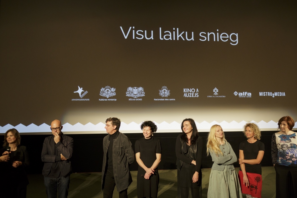  “Lielajā Kristapā 2016” – Dokumentālās filmas “Visu laiku snieg. Melānijas hronika” pirmizrādē pirms gada, Nacionālās kino balvas Lielais Kristaps programmā. Abu filmēšanas grupu pārstāvji, no kreisās – producente Inese Boka-Grūbe, producents Gints Grūbe, operators Gints Bērziņš, māksliniece Ieva Jurjāne, grima māksliniece Maija Gundare, aktrise Guna Zariņa, režisora pirmā asistente Madara Dišlere, filmas Visu laiku snieg režisore Agita Cāne-Ķīle.
Autors: Publicitātes foto
