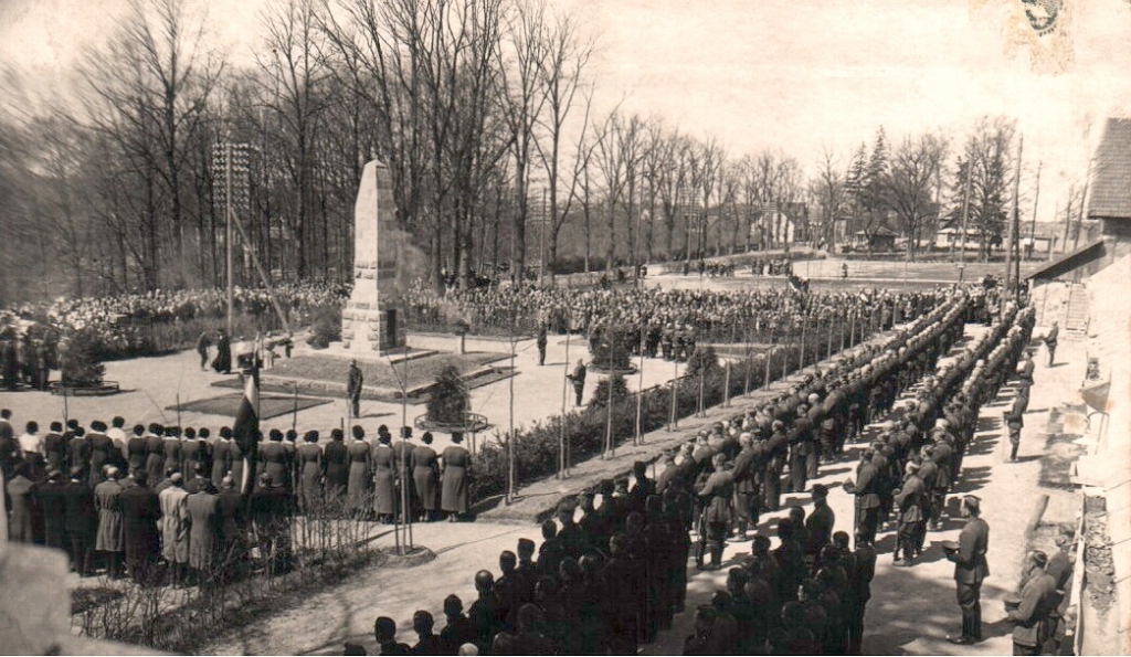 Brīvības piemineklis Gulbenē 20.gadsimta trīsdesmitajos gados. 	
Autors: no GVMM krājuma