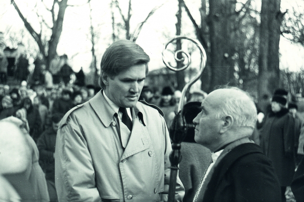 Tālavs Jundzis kopā ar bijušo arhibīskapu Kārli Gailīti, atklājot atjaunoto pieminekli par Latvijas brīvību kritušajiem Gulbenes draudzes varoņiem 1992.gada 10.novembrī.
Autors:  Vilis Auziņš