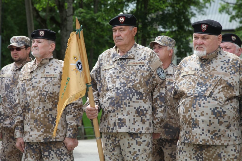 Ar godu nes Zemessardzes 25.kājnieku bataljona veterānu karogu! Tā dzīvo un savas gaitas Zemessardzē turpina viens no zemessargiem, kurš kopā ar bataljonu ir no pašas sākotnes. Tas ir gulbenietis Jānis Dreimanis (centrā ar karogu rokās). 
Autors: no “Dzirksteles” arhīva