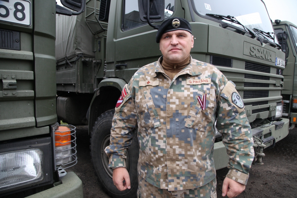 Majors Ģirts Pintāns ir Zemessardzes 25. kājnieku bataljona komandieris pirmo gadu. Šis 11.novembris būs viņa pirmā Lāčplēša diena Gulbenē. Šajā sakarā viņš saka, ka ar saviļņojumu gaida svētkus, kuros piedalīsies zemessargi ar ģimenēm, Zemessardzes goda biedri – veterāni. Komandieris ir dzirdējis, ka Gulbenes novadā Lāčplēša diena ir tautā iemīļota un godāta. Esot prieks to dzirdēt. 	
Autors: Gatis Bogdanovs