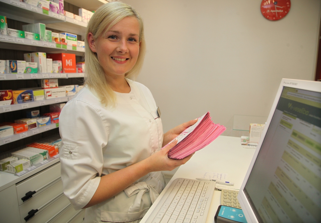 Gulbenes “Lejas aptieka” jau ir ieviesusi e-recepšu apkalpošanu. Farmaceite Linda Dambe stāsta, ka vēl joprojām ārsti ļoti daudz recepšu izraksta ar roku, e-recepšu pagaidām esot krietni mazāk. 
Autors:  Gatis Bogdanovs