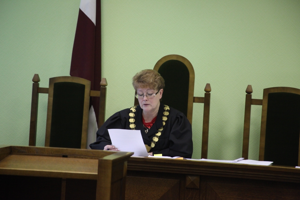 Rekordilgi - vēl no Padomju laikiem - 30 gadus amatā ir Gulbenes rajona tiesas priekšsēdētāja Gunta Gulbinska, kura minētā amata pienākumus pilda kopš 1987.gada. 
Autors: no Dzirksteles arhīva