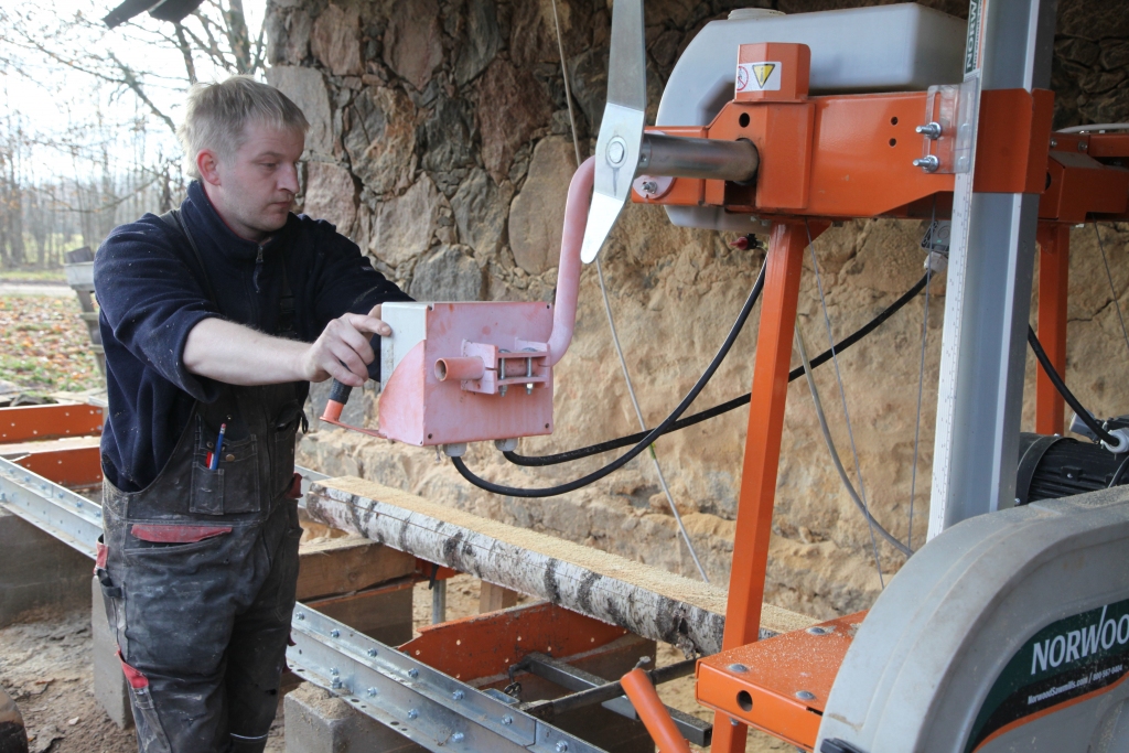 Latvijas Republikas proklamēšanas gadadienas sarīkojumā Gulbenes novada dome Atzinības rakstu pasniegs arī SIA “GanCo”. Daukstu pagasta uzņēmuma īpašnieki ir dzīvesbiedri Jānis Gangnuss un Vivita Ostrova. Viņi veiksmīgi īsteno projektus, paplašinot un uzlabojot kokapstrādes pakalpojumu klāstu. 	
Autors: Gatis Bogdanovs