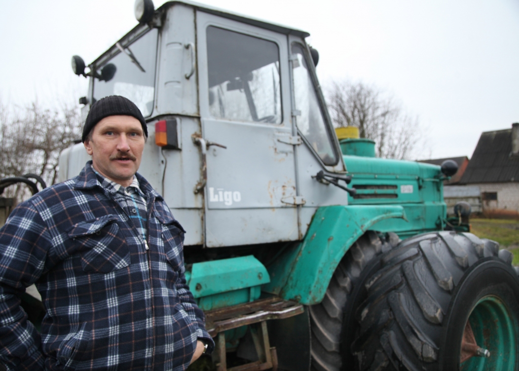 Lai lauku ceļi būtu izbraucami, tāpat kā citos gados arī šoziem Līgo pagastā par to gādās zemnieku saimniecība “Maldupi” un tās saimnieks Juris Krēsliņš kopā ar savu uzticamo traktoru. To, vai darba būs pilnas rokas, vēl grūti teikt, jo nevar zināt, cik šī ziema būs sniegiem bagāta. 
Autors: Gatis Bogdanovs
