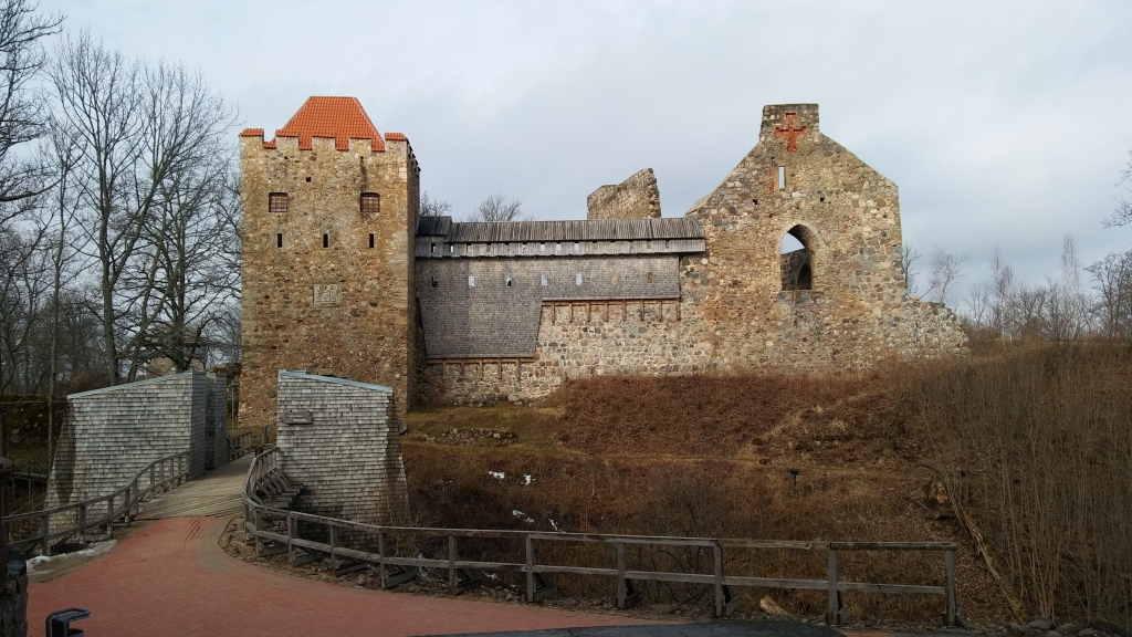 Livonijas ordeņa Siguldas pils celta 1207.gadā kā cietoksnis. Kopš 2012.gada ikvienam ir iespēja uzkāpt Ziemeļu un galvenajā Vārtu tornī, pastaigāt pa pils mūriem un izbaudīt viduslaiku auru. Ik gadu Siguldas pilsdrupu estrādē notiek dažādi koncerti un festivāli, piemēram, Ievziedu balle, džeza festivāls, teātra diena, Opermūzikas festivāls. 	
Autors:  Pārsla Konrāde