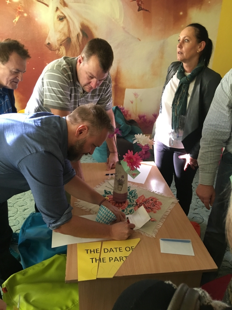 Izlaušanās istaba, kurā palauzīt galvu! Gulbenes 2.vidusskolas ārzemju viesi kopā ar vietējiem vidusskolēniem izmēģina spēkus. Dotajās 20 minūtēs uzdevumu līdz galam šai grupai paveikt neizdevās. Pietrūka tikai mazliet. Taču bija interesanti.
Autors: Diāna Odumiņa