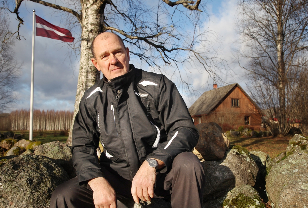 Pensionārs Andris Bokalders no Stradiem valsts svētkus sagaida ar visnotaļ pozitīvām sajūtām. “Valsts svētkus svinu obligāti, noteikti būs svece uz galda un varbūt arī sanāksim ģimene kopā “Ozollīčos”. Mēs gan jau bijām sanākuši uz 11.novembri visa ģimene, arī meita, znots un mazmeita. Galvenais ir Valsts prezidenta uzruna. Esmu patriots. Man mašīnā visu laiku ir piesprausta sarkanbaltsarkanā lentīte – V burtiņš, ne tikai uz svētkiem.” Andris joko, ka viņam vienīgajam tik tālu džungļos, nekurienē pie mājas mastā visu laiku ir Latvijas karogs. Ceļš uz Andra viensētu Stradu pagastā aizvijas caur mežiem un laukiem, grūti izbraucamu ceļu. “Karogu atjaunotajā mastā uzvilku šogad 4.maijā. Tas jau sen bija izdomāts, jo pie mājas ir vieta, kur jau Latvijas brīvvalsts laikā bijis karoga masts vectēvam, tēvam. Es jau šeit ceturtajā paaudzē dzīvoju. Domāju, ka tie, kas svin valsts svētkus, tie svin, kā ir jāsvin. Ar varu nevienu nepiespiedīsi. Paraudāt var par slikto laiku, ko nevar mainīt, valdība ir tāda, kādu mēs paši ievēlam,” viņš saka. 
Autors: Gatis Bogdanovs 