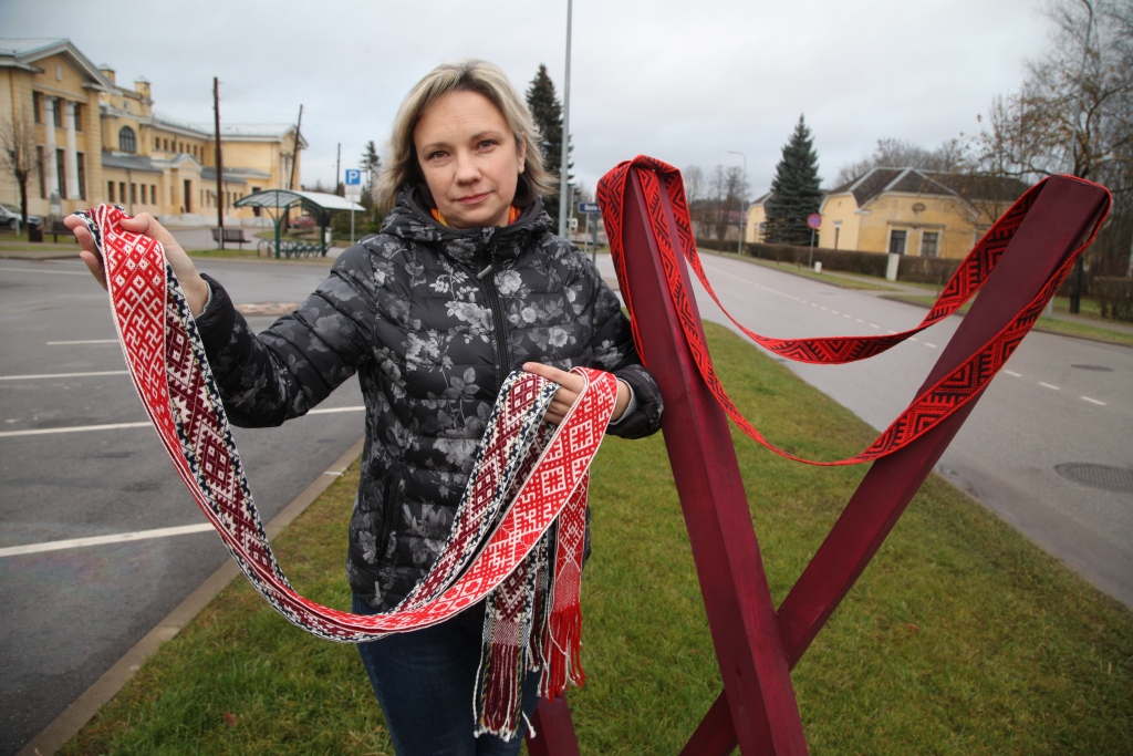 Savulaik Indra Dreimane bija aizrāvusies ar adīšanu un tamborēšanu. Tagad viņas kaislība ir jostu aušana. Ar tām viņa patiešām var lepoties, jo rezultāts ir nevainojams. “Aust man ir gribējies visu laiku, bet pirms tam nebija tādas iespējas. Tiklīdz piesēžos pie stellēm, laiks aizskrien nemanot,” atzīst Indra Dreimane.
Autors: Gatis Bogdanovs