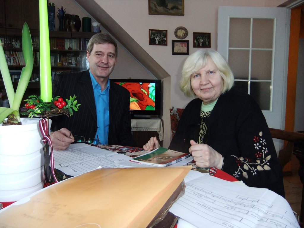 Paija Gulbe kopā ar radinieku Aivaru Peipu izveidojusi dzimtas koku četrās paaudzēs, kas ir tapetes platumā un piecu metru garumā. 
Autors: no A.Peipa personiskā arhīva