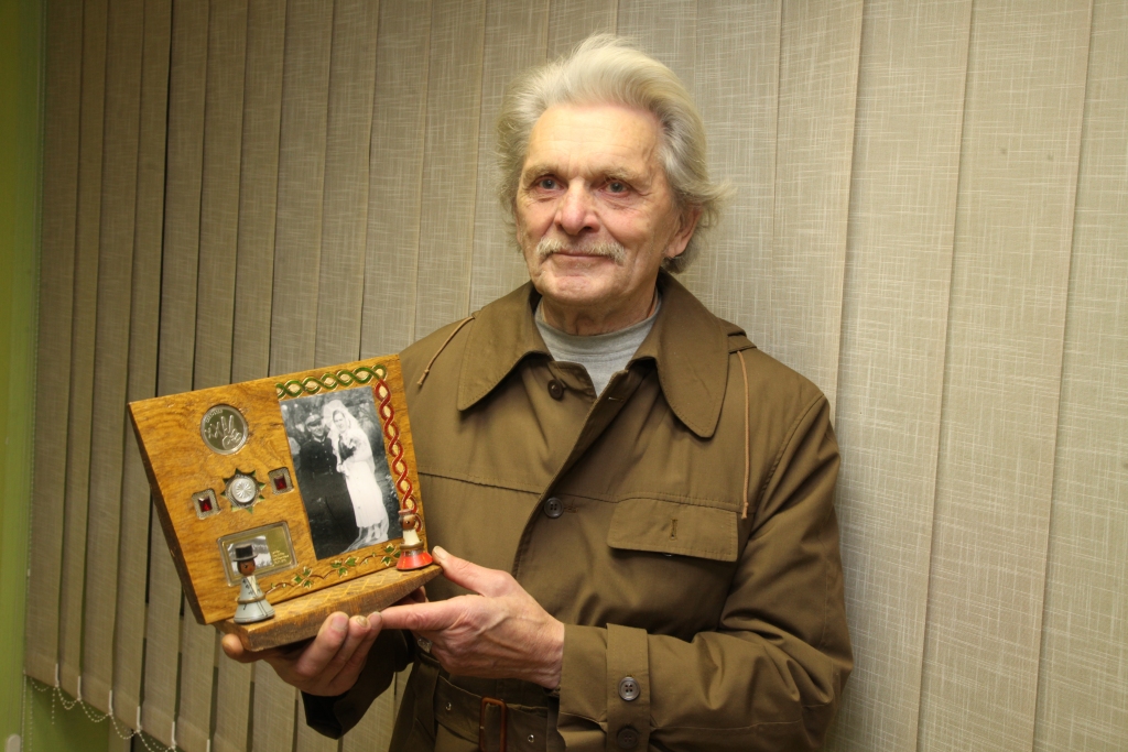 Vilis Grasis ir radošs cilvēks. Viņš ne tikai dzied, makšķerē, raksta dzeju, bet arī darbojas ar koku. Ideja, kura pirms kāda laika ienākusi viņam prātā, nu ir realizēta – tapis piemiņas stūrītis viņa vecākiem.
Autors: Gatis Bogdanovs