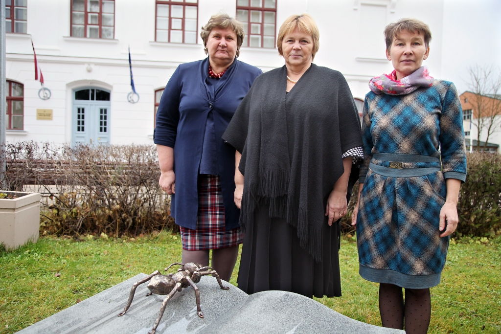 Gulbenes novada valsts ģimnāzijas direktore Lidija Ķeķere (vidū), kā arī angļu valodas skolotājas Ingrīda Zelča (no labās) un Aleksandra Birkova ir ļoti gandarītas par to, ka Gulbenes novada valsts ģimnāzija prestižajā Draudzīgā aicinājuma fonda skolu reitingā ir labākā skola pilsētu ģimnāziju grupā angļu valodā. A.Birkova novērojusi, ka skolēni ir ļoti dažādi – ir tādi, kas daudz iegūst jau pašmācības ceļā, interesējas paši, izmanto visas iespējas, viņus interesē dažādi temati, viņi daudz lasa, bet ir arī skolēni, kas tik ļoti par angļu valodu nemaz neinteresējas. Šo balvu kaldinājuši ir pagājušā mācību gada divpadsmitie. “Par viņiem ir liels prieks! Ar viņiem bija interesanti darboties. Viņiem vienmēr bija savs viedoklis, ar viņiem varēja daudz diskutēt. Bija attieksme, bija ieinteresētība tajā, ko dara, un sadarbība vienmēr dod rezultātu. Mēs apzināti negājām uz šo balvu. Tas mums pašiem ir pārsteigums un priecīgs pārsteigums!” atzīst A.Birkova.	
Autors: Gatis Bogdanovs