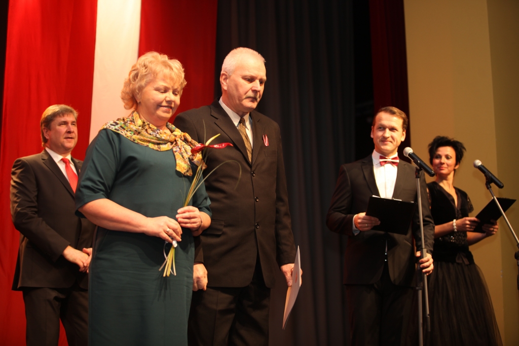 Lizumnieši Iveta un Indulis Roziņi saņem Atzinības rakstu par aktīvu sabiedrisko darbību. 
Autors: Gatis Bogdanovs