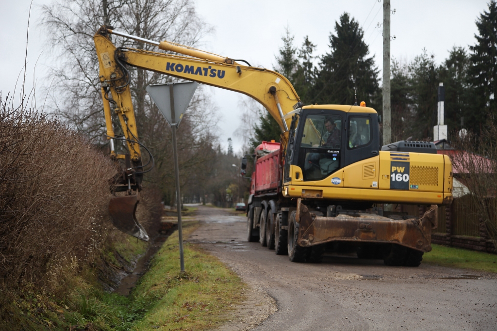 Gulbenē turpinās notekūdeņu grāvju tīrīšana pēc pilsētas pārvaldes pasūtījuma. Vakaar darbi ritēja Dzegužu ielā. 		
Autors:  Gatis Bogdanovs