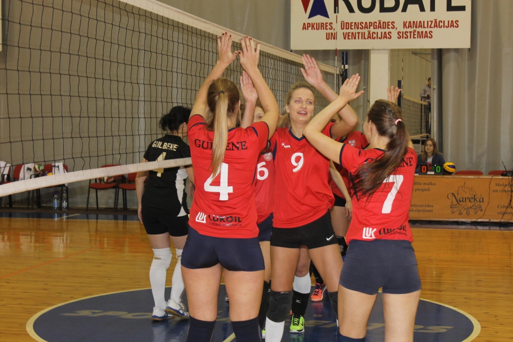 “Gulbenes sporta centra” komandas volejbolistes priecīgas par sekmīgo sniegumu.
Autors:  Ziedonis Lazdiņš