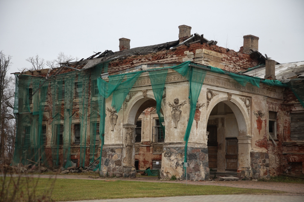 Vēsture atkārtojas, taču – apgrieztā variantā. Gulbenes novada pašvaldība vēlas atgūt Vecgulbenes muižas 11 nekustamos īpašumus, Baltās pils drupas ieskaitot. Pirms vairāk nekā desmit gadiem toreizējā pilsētas dome pārdeva vairākus muižas zemesgabalus un ēkas diviem tobrīd daudzsološiem Valmieras uzņēmējiem Elmāram Pituram un Jurģim Ābelem. Viņi daudz solīja paveikt un daudz arī izdarīja, taču tad sākās biznesa neveiksmes, un nu jau vairākus gadus muižas teritorijas lielākā daļa grimst aizmirstībā. Pašreizējais saimnieks – akciju sabiedrība “Attīstības finanšu institūcija “Altum”” - neaprūpē muižas parkus, celiņus, dīķus, apgaismes ķermeņus, kā arī pieļauj vēsturiskās Baltās pils tālāku brukšanu. Novada dome vēlas atgūt muižu, lai to koptu un daudzinātu šo publisko vietu kā pilsētas vēsturisko centru vai, citiem vārdiem sakot, Gulbenes sirdi. Tā to 22.novembra tautsaimniecības komitejas sēdē nosauca deputāts Gunārs Ciglis. 	
Autors:  Gatis Bogdanovs