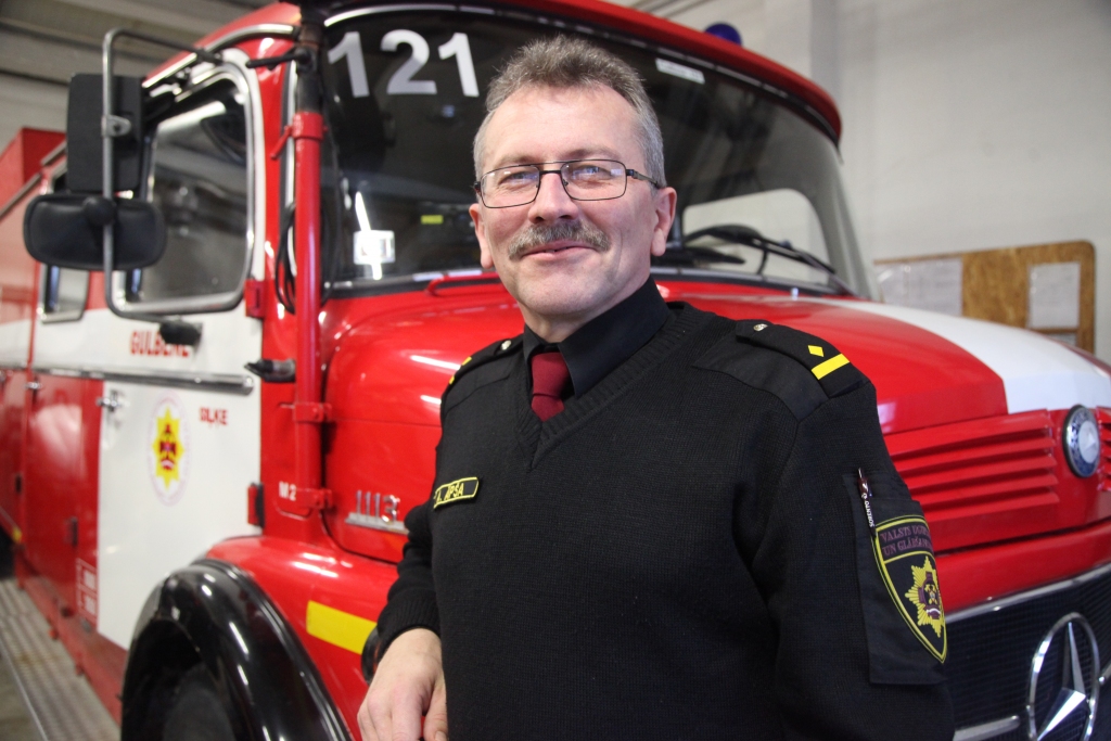 Ugunsdzēsējam glābējam jābūt ne tikai drosmīgam, bet ļoti svarīga ir vēlme kalpot sabiedrībai. Tieši tāds ir Artūrs Āpša, kurš savu darbu veic ar augstu atbildības sajūtu.	
Autors: Gatis Bogdanovs