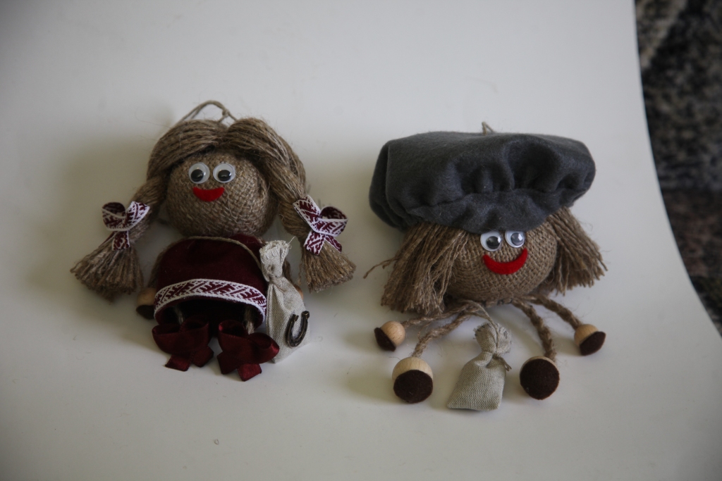 Mājas gariņi ir atšķirīgi – visām gaumēm un dažādiem maciņiem. Mājas gariņš ir mājas dvēselīte un sargs, rada patīkamu atmosfēru, nodrošina saimes svētību un labklājību. Maisaudums nozīmē pārpilnību, mezgli sargā no strīdiem, bet mazajā maisiņā, uz kura ir pakavs laimei, paslēpti pipari (aizsardzībai, drosmei), ķimenes (pasargā no zagļiem un slimībām, nostiprina uzticību), krustnagliņas (pozitīvas emocijas) un monēta veiksmei. 	
Autors: Gatis Bogdanovs