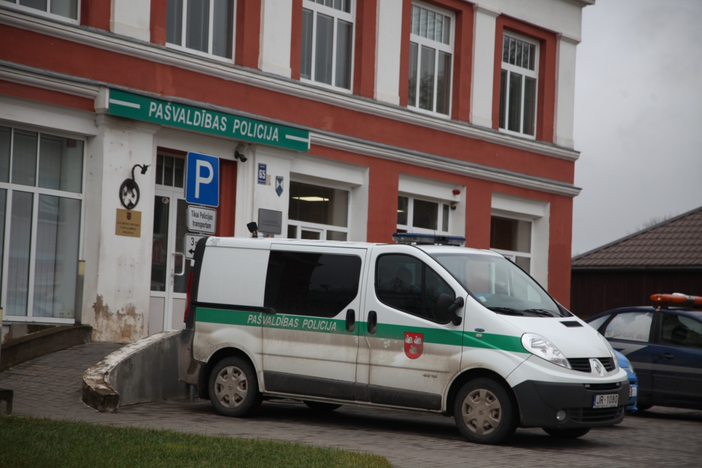 Svētku brīvdienās pašvaldības policijai darba netrūka. Tika ziņots gan par auto, kas novietots zālājā pie daudzdzīvokļu nama, gan arī par dažādiem konfliktiem.
Autors: Gatis Bogdanovs
