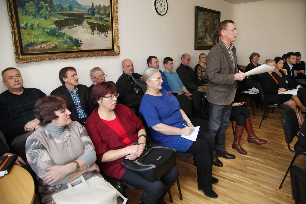 Iedzīvotāju aktivitāte - prieks vai sodība? Stradu pagasta pārvaldes vadītājs Juris Duļbinskis (stāv) par iedzīvotāju iniciatīvu nekad nesūrojas. Iedzīvotāju pārstāvei Ilonai Pitkevičai (sēž blakus J.Duļbinskim) vienmēr ir savs viedoklis un arī vēlme būt dialogā ar pašvaldību. 
Autors: Gatis Bogdanovs