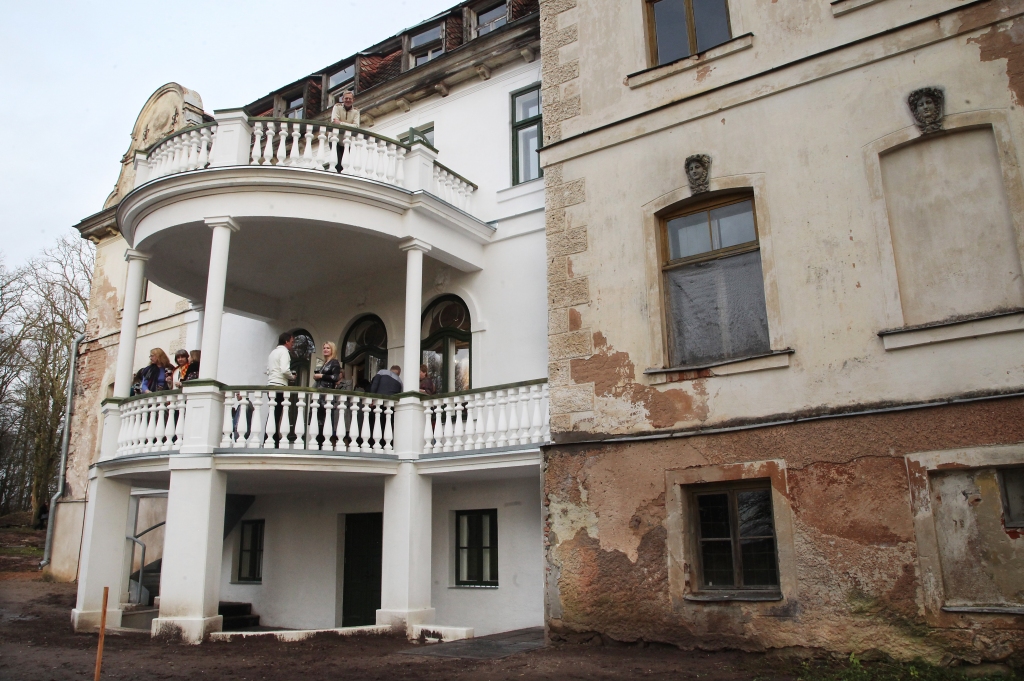 Pēc Stāmerienas pagasta pārvaldes vadītāja Aināra Brezinska teiktā, ir paveikta tikai kāda divdesmitā daļa no sākotnējiem Stāmerienas pils restaurācijas plāniem, taču nu jau pils vizuāli izskatās daudz labāk un pārbūvētais balkons ciemiņiem atkal būs iecienīta apskates un fotografēšanās vieta.                 
Autors: Gatis Bogdanovs