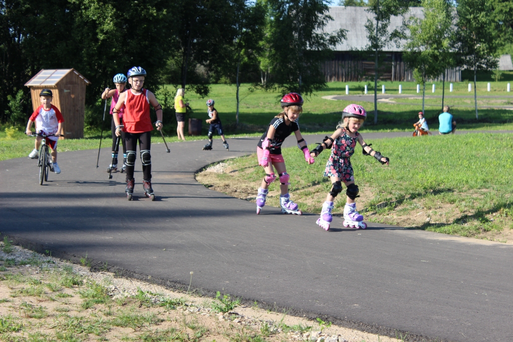 Jau atklāšanas dienā rollerslēpošanas trasi iemēģināja daudzi gan lielāki, gan mazāki  sportisti. 
Autors: no Dzirksteles arhīva