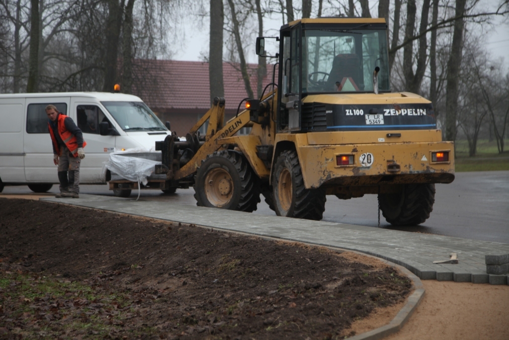 Ērti un skaisti! Ceļš uz “Avotu” ražošanas zonu kļuvis mūsdienīgs. Lizumnieši jau sen to bija pelnījuši. Šis pašvaldības projekts tiek īstenots ar vietējo uzņēmēju atbalstu. Izmaksu lauvastiesa tiek segta no Eiropas Reģionālās attīstības fonda. 	
Autors: Gatis Bogdanovs