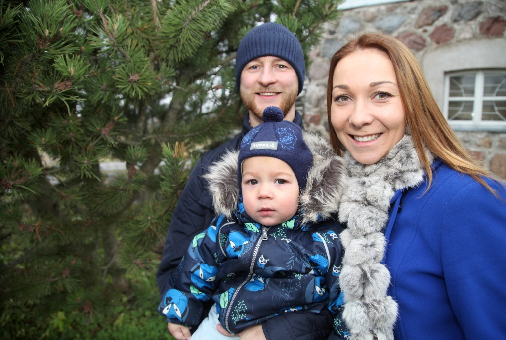 Skaista atgriešanās mājās. Tā var teikt par Latvijas Lauksaimniecības universitāti pagājušajā gadā beigušo veterinārārsti un jauno māmiņu Paulu Mezīti no Ozolkalna. Viņa ir izvēlējusies dzīvot, strādāt un veidot ģimeni savā novadā. Šodien Paulai ir īpaša diena. Ar nelielām svinībām darbu uzsāks viņas izlolotā “Ķepaiņu klīnika” mazajiem mīļdzīvniekiem. Tā atrodas vienā ēkā ar mammas Ilzes Mezītes veterināro aptieku “Pie Ilzes”. Protams, Paulas lielajā dienā kopā ar viņu būs dzīvesdraugs Sandis Putniņš un abu dēliņš Deivids, Paulas vecāki – Ilze un Viesturs Mezīši, kā arī radi un draugi. “Ķepaiņu klīnika” ir nozīmīga dzīvnieku draugiem ne tikai pašu novadā, bet visā reģionā. Tādu diagnostikas iespēju, kādas ir šeit, nav nekur citur tuvākajā apkārtnē. 	
Autors:  Gatis Bogdanovs