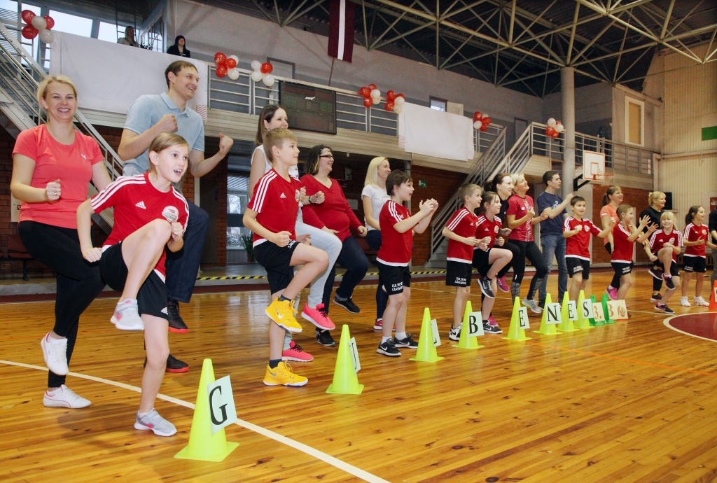 Gulbenes sākumskolas 3.b klases skolēni sportoja kopā ar vecākiem. 
Autors: Gatis Bogdanovs