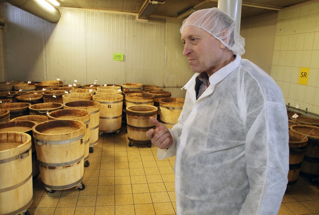 Kā no maza sakasnīša abrā uzrūgst maizes mīkla, tā Rankas pagasta zemnieku saimniecība “Ķelmēni” ir augusi un veidojusies 24 gadus, apliecinot zināšanas, mīlestību un pacietību. Bez tā nevar izaudzēt labus graudus un samalt labus miltus, uzbūvēt labu krāsni un izcept labu maizi. Tieši par īstu rudzu maizi “Ķelmēnus” daudzina tuvu un tālu, cildina, pasniedzot balvas un pateicības. Saimniecības īpašniekam Jurim Paulovičam īpaša ir rudzu maize - tai ir viņa bērnības garša. Rudzu maizes tapšanai vajadzīgas 80 stundas, bet pirmais solis ir rudzu miltu apliešana ar verdošu ūdeni. Pēc tam masu pārliek uzbriešanai koka kubulos. To pagaršojot, jau jūtama rudzu maizes savdabība. 
Autors: Gatis Bogdanovs