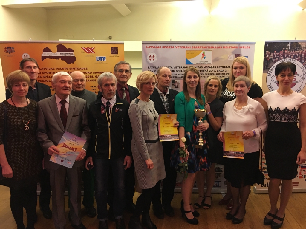 Sportošana ir viņu dzīvesveids, hobijs un stimuls. Gulbenes sporta veterāni svētdien Rīgas Lielajā ģildē kopā ar sportistiem no citiem Latvijas novadiem pulcējās uz gada noslēguma pasākumu, kurā bija apbalvošana un balle.	
Autors: Diāna Odumiņa