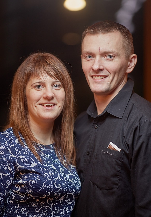 Motokrosa laureātu apbalvošanas ceremonijā Mārcim Dambrovam-Krūmiņam blakus ir sieva Ance – vislielākā un vispatiesākā līdzjutēja.	
Autors: no personiskā arhīva