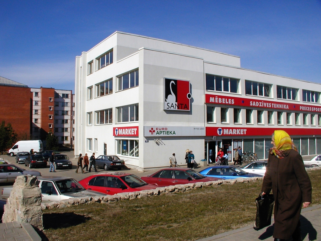 Ar jubilejas balli un torti nosvinēta SIA “S.Mednes SIA Santa” 25 gadu jubileja, kas bija 1.decembrī. Tam varēja līdzi izsekot sociālajos tīklos, jo uzņēmums stāsta par sevi un šādi uztur saikni ar saviem klientiem. SIA “S.Mednes SIA Santa” ir Latvijas atjaunotās brīvvalsts vēstures daļa, kas liecina par gulbeniešu uzņēmību. Tik garu mūžu novadā piedzīvojusi reti kura firma. Šodien Gulbenē pastāv vēl tādi tirgotāji ilgdzīvotāji kā, piemēram, pārtikas veikals “Zīle”, konditorejas ražotāja un pārdevēja “Pienenīte”, ziedu veikals “Krāčukakts”. “Zinu, ka pirms “Santas” Gulbenē bija izveidots vēl tikai veikals “Ritms”. Reizē ar mūsu uzņēmumu Gulbenē darbu sāka veikals “Aiva”. Žēl, ka šodien šo veikalu vairs nav. Domāju, ka “Santa” pastāv tāpēc, ka maināmies līdzi laikam, līdzi situācijai tirgū. Meklējam un atrodam savu vietu, lai pastāvētu,” “Dzirkstelei” saka SIA “S.Mednes SIA Santa” direktore Santa Kundrate. 
Autors: no personiskā albuma