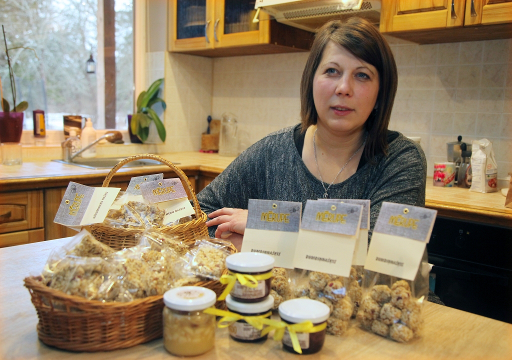 Lāsma Einberga piedāvā dažādu veidu veselīgus saldumus, jo tie visi ir gatavoti no dabīgām izejvielām. Mazās burciņās ir upenes un citas ogas medū, bet saldo bumbiņu un batoniņu sastāvā ir arī sēkliņas un rieksti. 	
Autors:  Gatis Bogdanovs