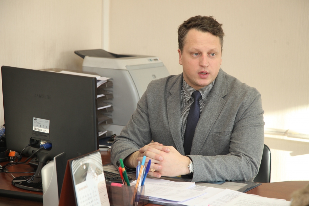 Apaļu mēnesi pašvaldības uzņēmuma “Gulbenes nami” amatpersona Rihards Korns laikrakstam “Dzirkstele” elektroniski gatavoja atbildes uz iedzīvotāju uzdotajiem jautājumiem.  
Autors: no “Dzirksteles” arhīva