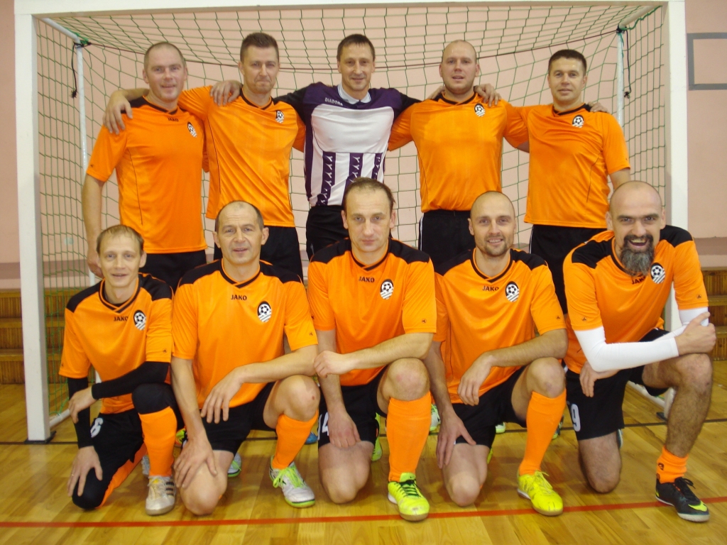 Jaungulbenes veterānu telpu futbola komanda: 1.rindā (no kreisās) - R.Šolins, A.Blauvs, A.Gusts, A.Timenieks, A.Būmanis; 2.rindā (no kreisās) - A.Aizsilnieks, G.Smilškalns, A.Vītols, R.Šķenders un D.Kovals.
Autors: no personiskā arhīva