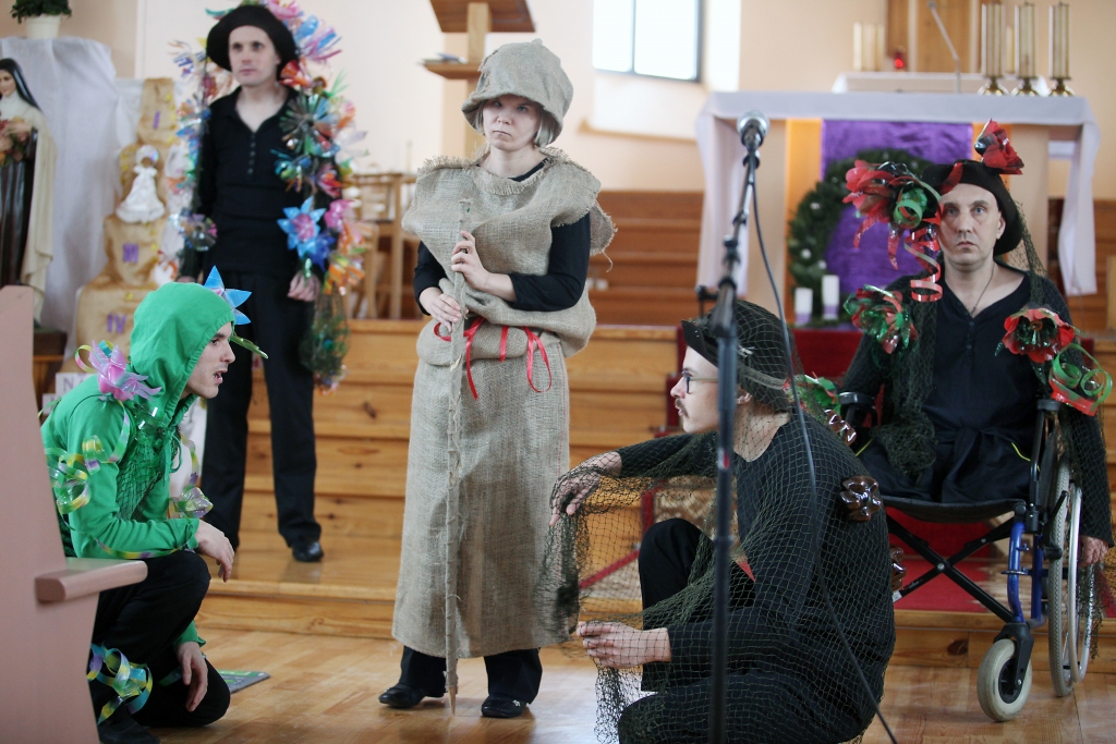 Aizkustinot līdz asarām, Litenes pansionāta iemītnieki parādīja savu iestudēto izrādi Gulbenes katoļu baznīcā svētdien pēc rīta dievkalpojuma. Skatītāji, kā novēroja “Dzirkstele”, ilgi aplaudēja, izjautāja aktierus, aicināja braukt ciemos vēl ar jaunām izrādēm. Tik aktuāla novadnieces Annas Sakses pasaka par Tīteni. Kad Tīteņa lomas izpildītājs Valērijs (no kreisās) pateica vārdus “draudzību nevar nopirkt par naudu”, tie aizskāra visdziļākās dvēseles stīgas. Lomās redzējām arī pārējos Litenes pansionāta iemītniekus - Valēriju (Ziedošs Koks), Svetlanu (Sētas Miets), Grigoriju (Gliemezis) un vēl vienu Valēriju (Magoņu Puduris).
Autors: Gatis Bogdanovs