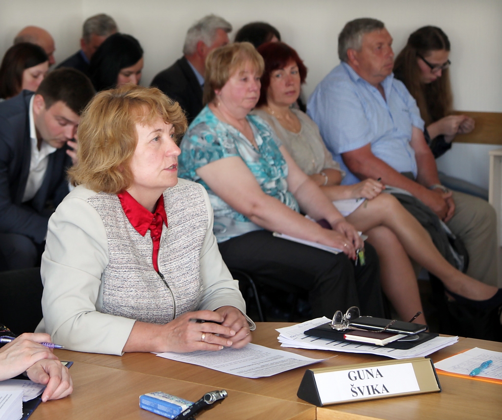 Gan izpilddirektorei Gunai Švikai, gan SIA “Gulbenes autobuss” valdes loceklim Aigaram Kaparšmitam Gulbenes novada domes vadība pārmet profesionāla rakstura pārkāpumus viņu darbā. 	
Autors: no “Dzirksteles” arhīva