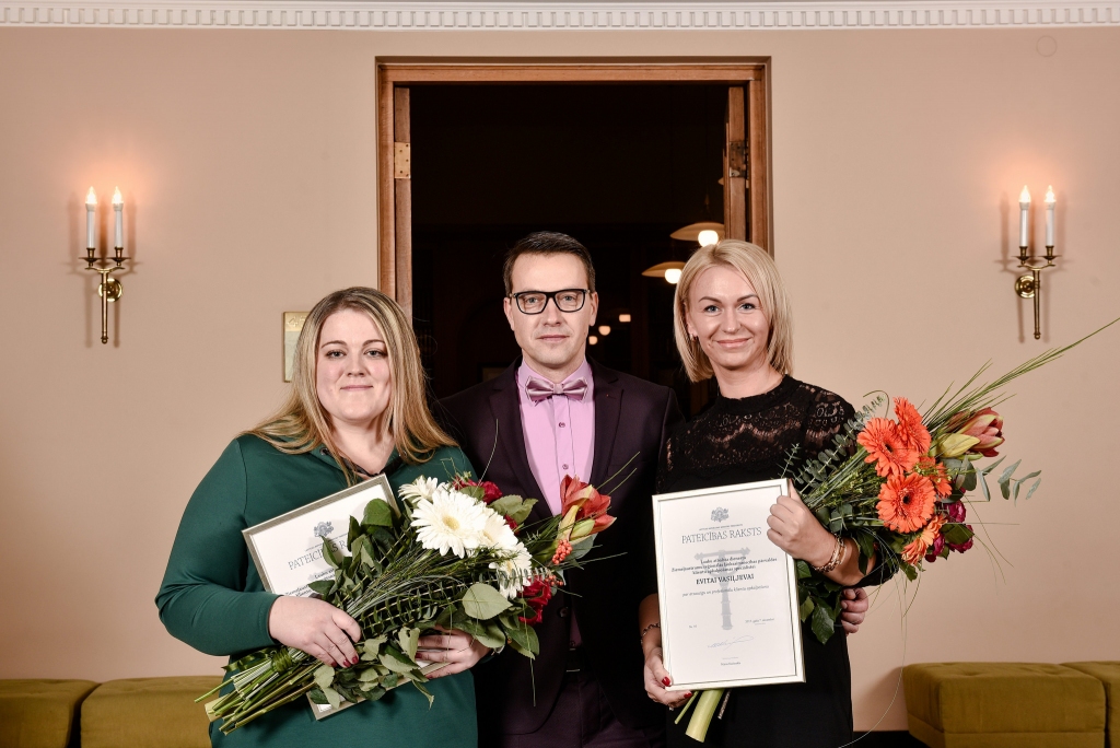 Pagājušajā nedēļā par laipnību, kuru novērtēja iedzīvotāji, tika godināti Valsts pārvaldes darbinieki, Inese Ondrupe un Evita Vasiļjeva no LAD. Svinīgo pasākumu vadīja sporta žurnālists Uģis Joksts.  
Autors:  no personiskā arhīva