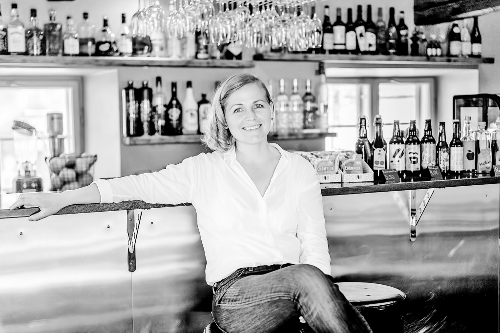 Izbraukājusi pasauli, cēsniece Lelde Strazdiņa apzināti izvēlējās dzīvi mazpilsētā. “Lai arī ienākumi ir mazāki, dzīves kvalitāte to atsver vairākkārt. Strādāt sev un darīt to, kas patīk – tas ir luksuss.”
Autors: Kaspars Goba