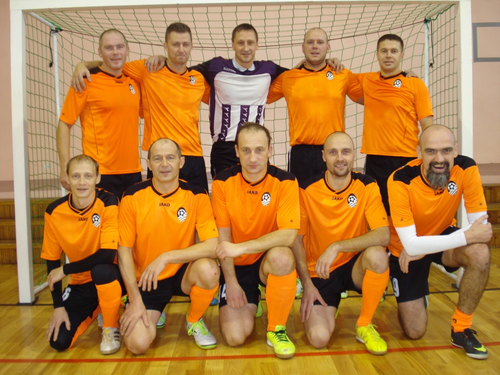 Jaungulbenes veterānu telpu futbola komanda. 1.rindā no kreisās: R.Šolins, A.Blauvs, A.Gusts, A.Timenieks, A.Būmanis; 2.rindā no kreisās: A.Aizsilnieks, G.Smilškalns, A.Vītols, R.Šķenders, D.Kovals. 
Autors: no personiskā arhīva