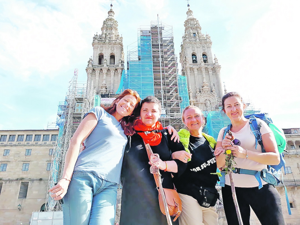 Četras draudzenes – Nata (no kreisās), Anita, Velga un Inga – sasniegušas Santjago de Kompostelas katedrāli Spānijā.	
Autors: no ceļojuma arhīva