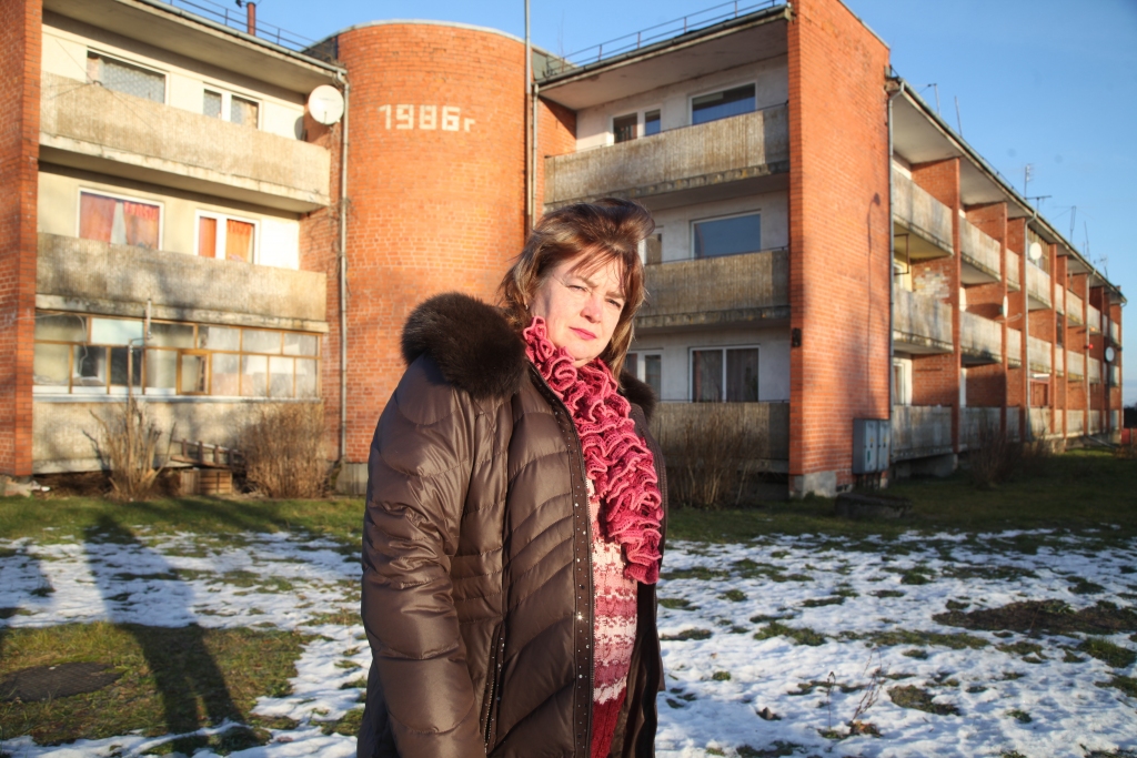 Netic vairs solījumiem, paļaujas uz sevi. Mājas “Stāķi 18” vecākā Veneta Čipa (attēlā) no Stāķiem saka – cilvēki piepilsētas laukos līdz šim gribēja dzīvot tāpēc, ka tur komunālie maksājumi ir lētāki. Tagad tā vairs nav. Vienīgā izeja – ņemt visu pašiem savās rokās. 
Autors: Gatis Bogdanovs